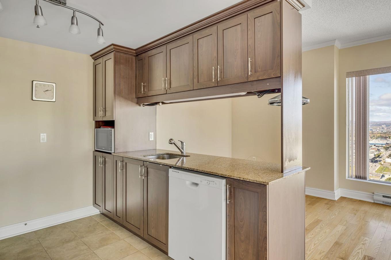 Kitchen - 1102-1300 Ch. Ste-Foy, Québec (La Cité-Limoilou), QC - Indoor Photo Showing Kitchen