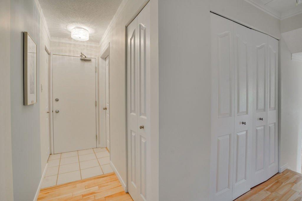 Hall - 5-18 Rue De Deauville, Gatineau (Hull), QC