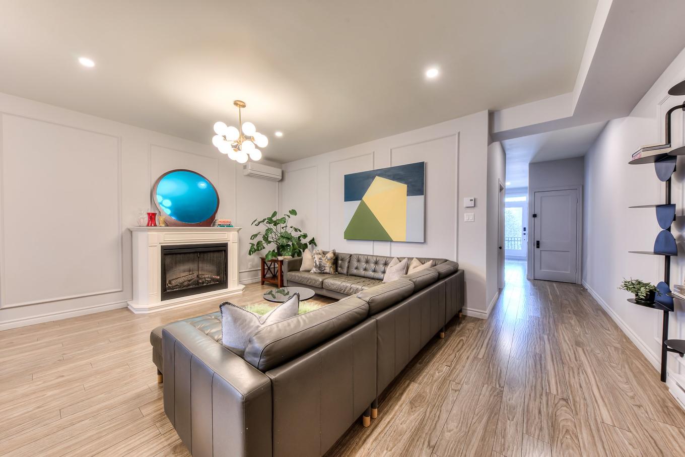 Salon - 6245 Av. Christophe-Colomb, Montréal (Rosemont/La Petite-Patrie), QC - Indoor Photo Showing Living Room With Fireplace