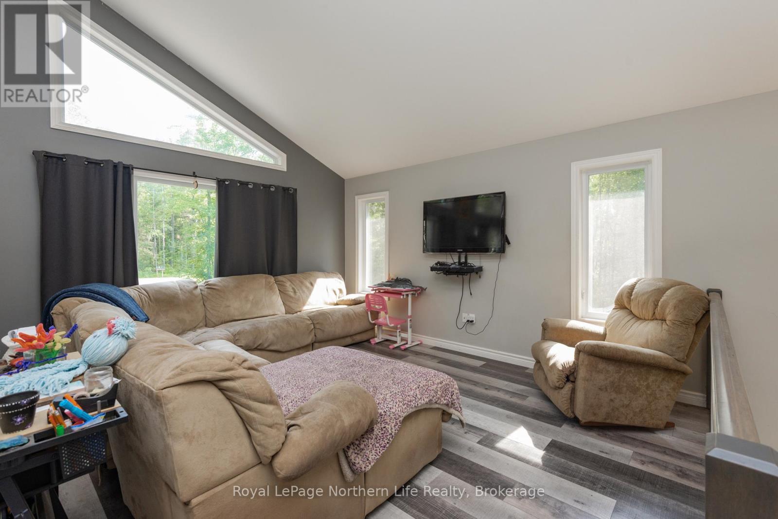 522 Hart Road, Callander, ON - Indoor Photo Showing Living Room
