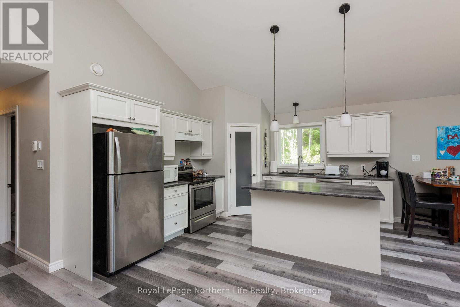 522 Hart Road, Callander, ON - Indoor Photo Showing Kitchen With Upgraded Kitchen