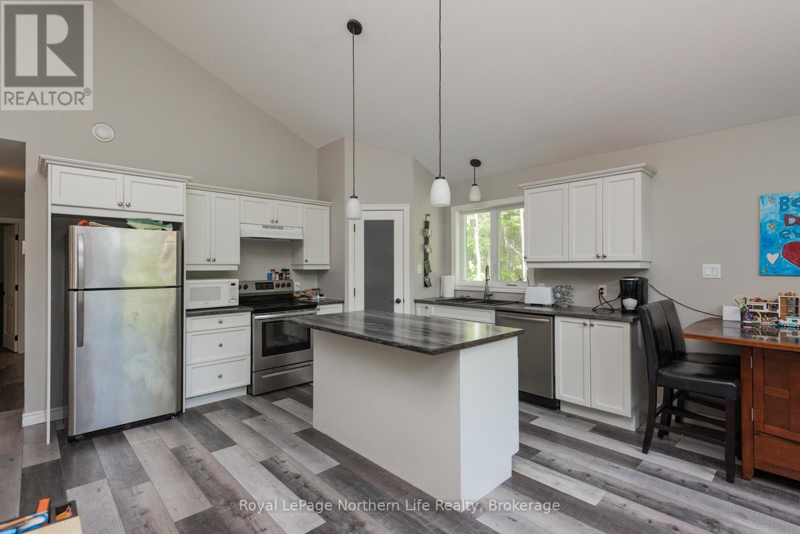 522 Hart Road, Callander, ON - Indoor Photo Showing Kitchen