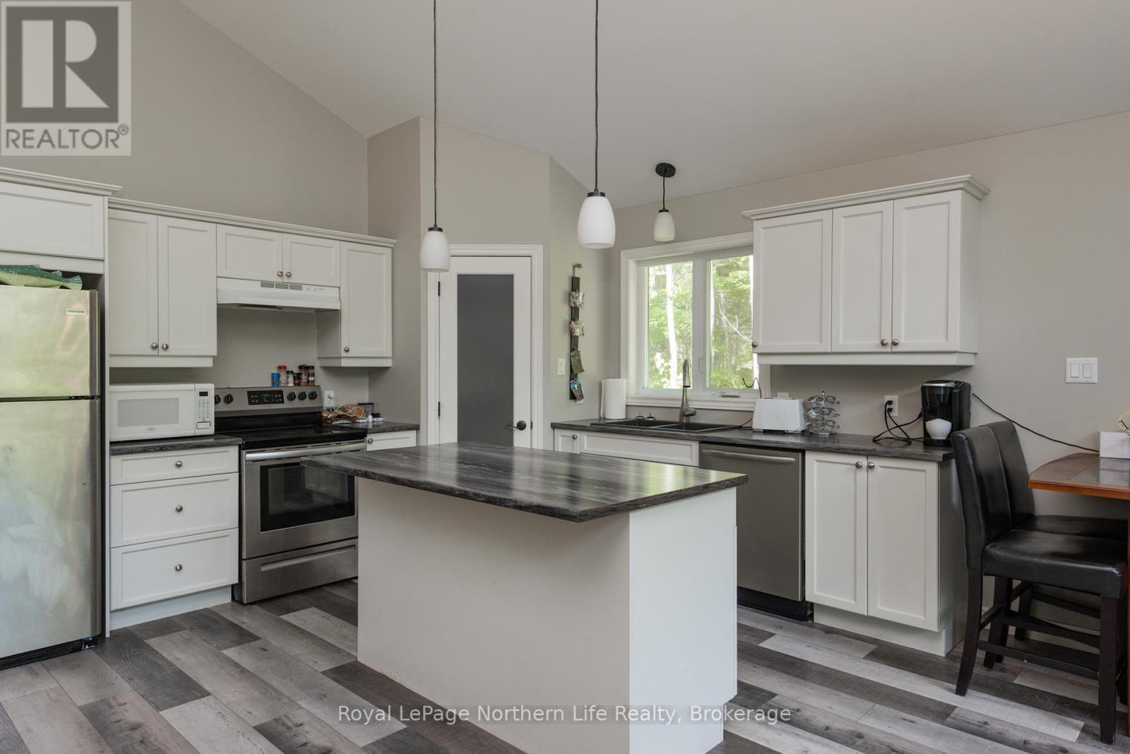 522 Hart Road, Callander, ON - Indoor Photo Showing Kitchen