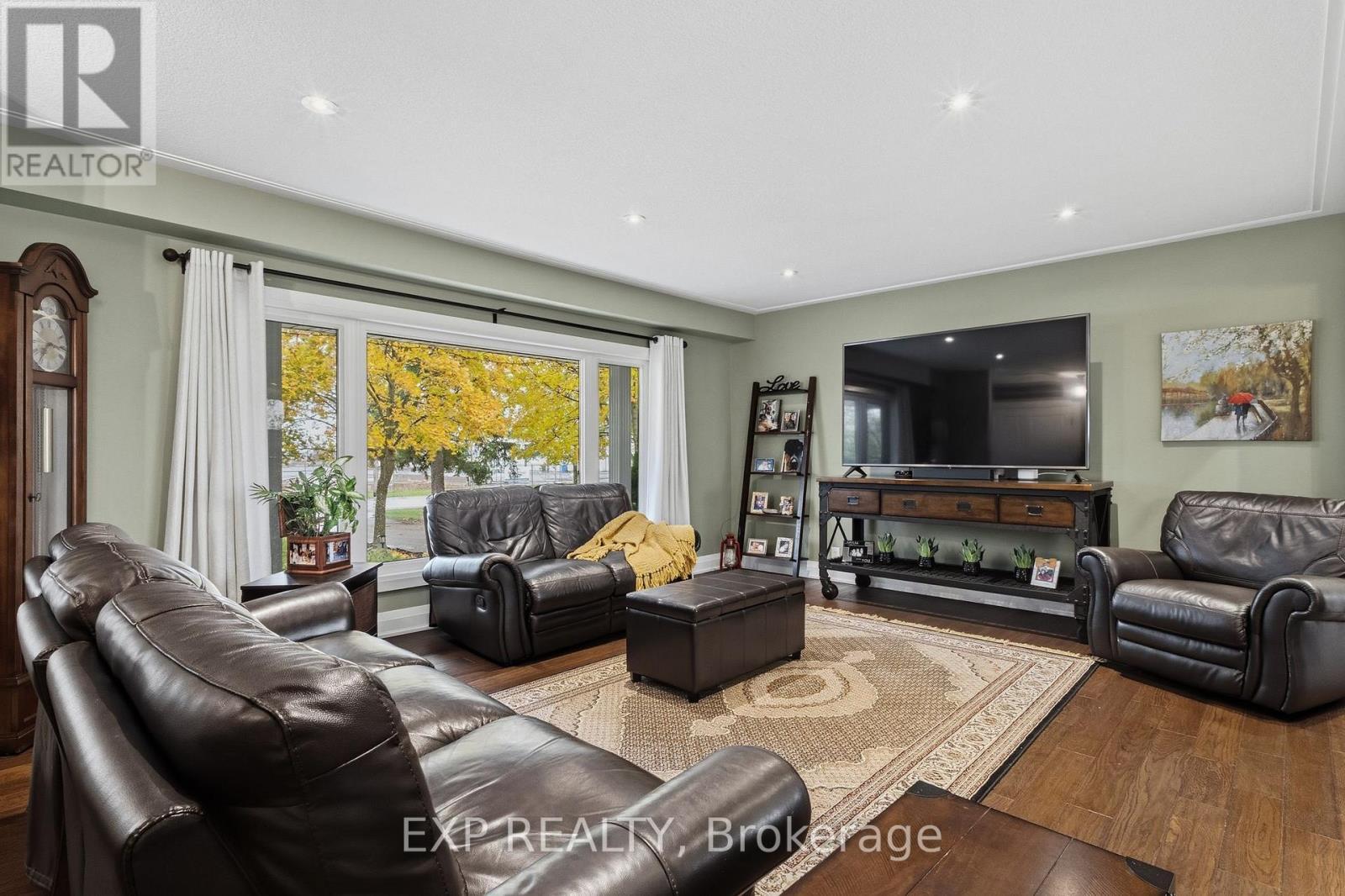 2116 Binbrook Road E, Hamilton, ON - Indoor Photo Showing Living Room