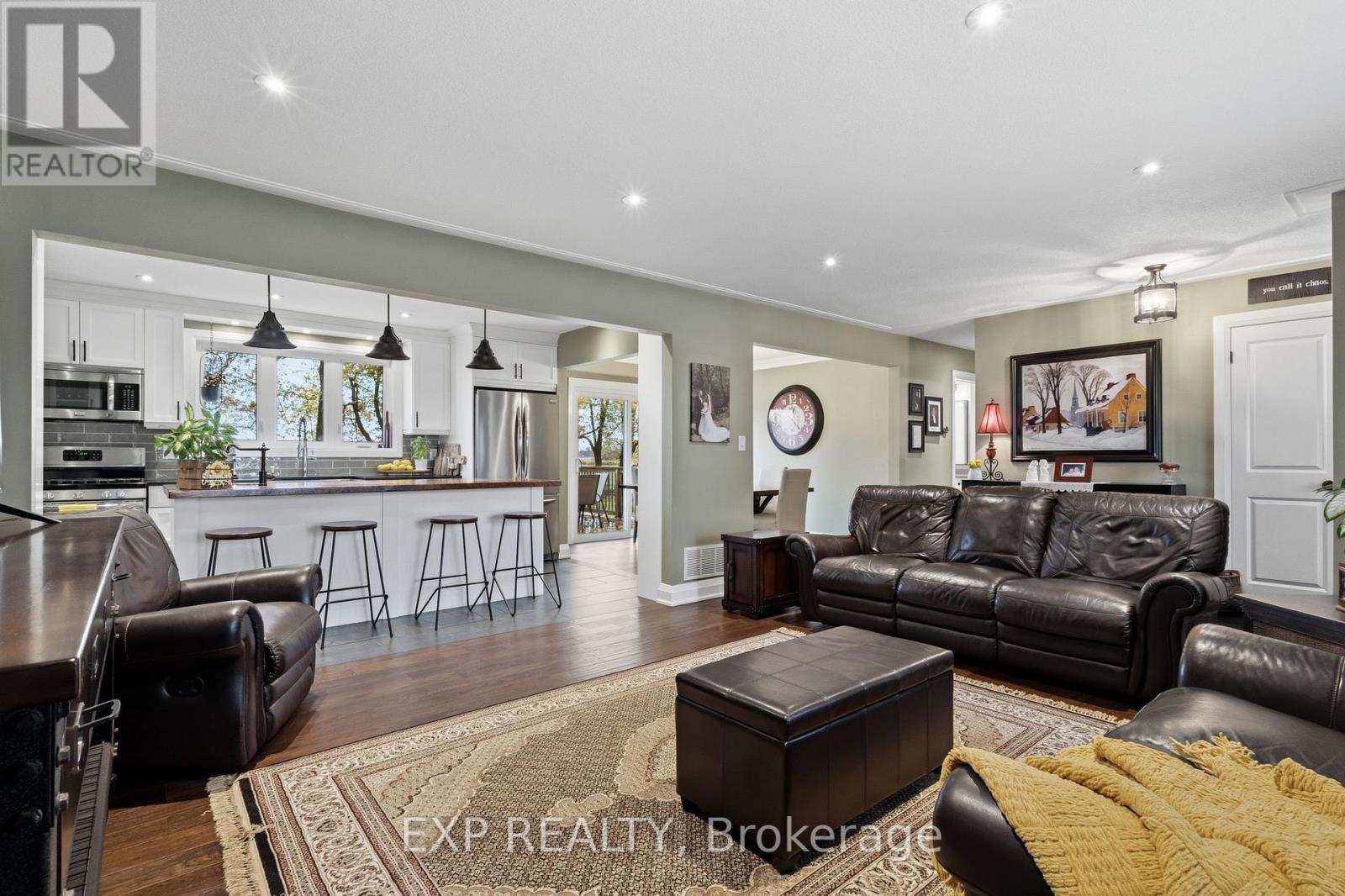 2116 Binbrook Road E, Hamilton, ON - Indoor Photo Showing Living Room