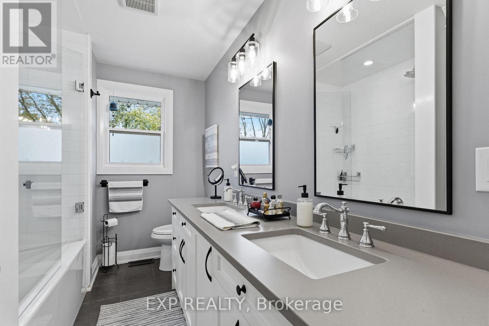 2116 Binbrook Road E, Hamilton, ON - Indoor Photo Showing Bathroom