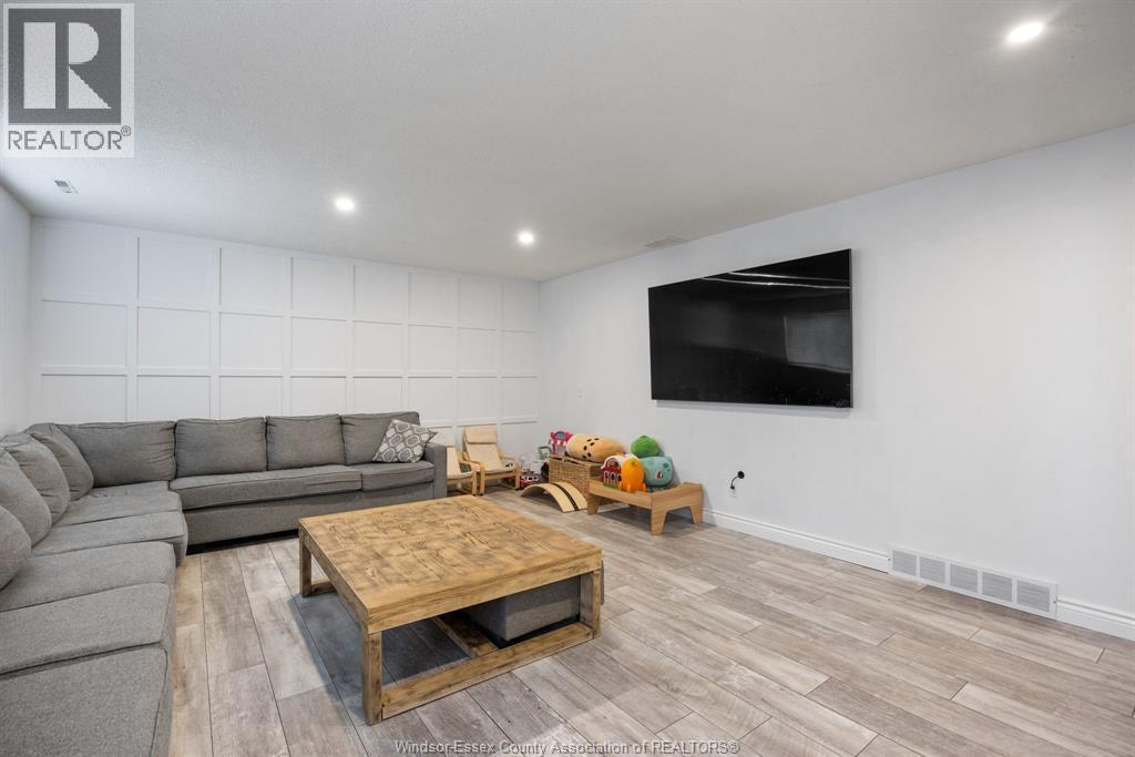 6485 Concession 8, Tecumseh, ON - Indoor Photo Showing Living Room