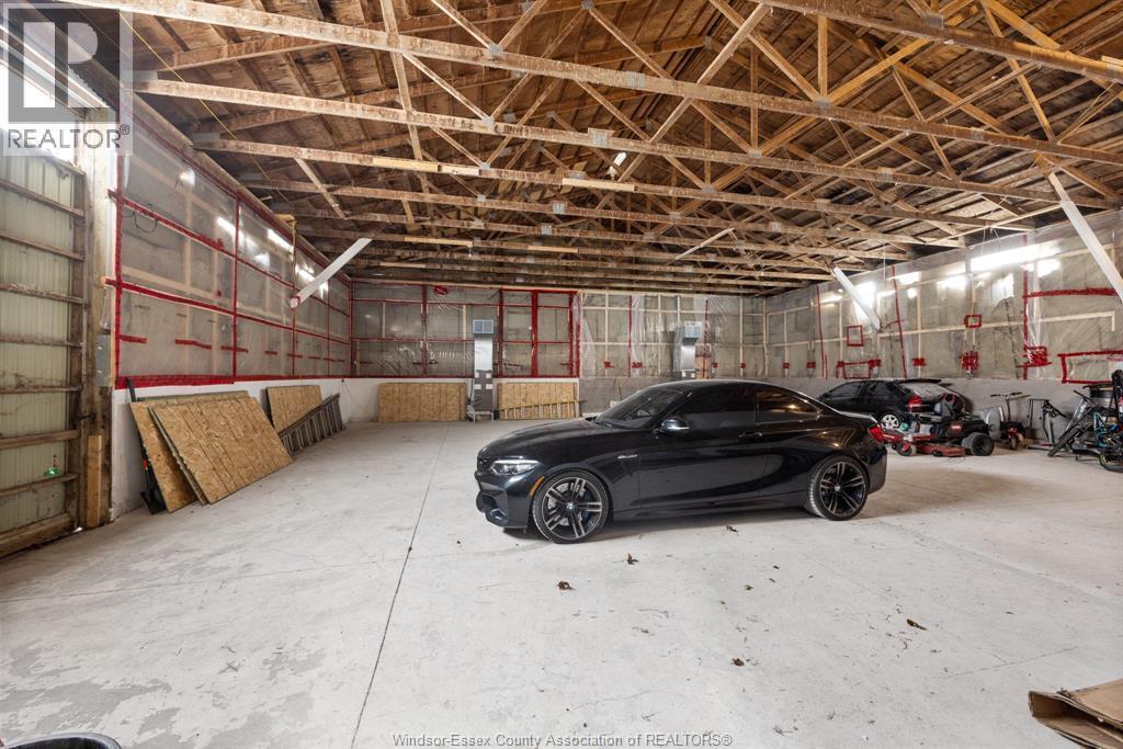 6485 Concession 8, Tecumseh, ON - Indoor Photo Showing Garage