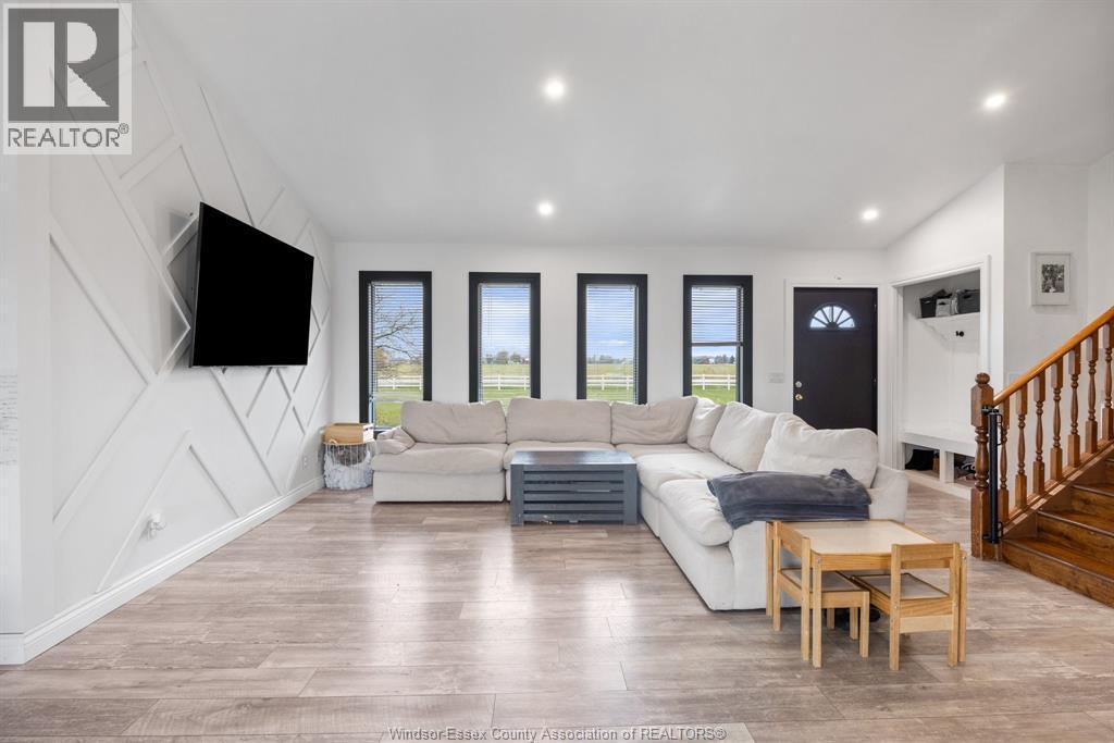 6485 Concession 8, Tecumseh, ON - Indoor Photo Showing Living Room