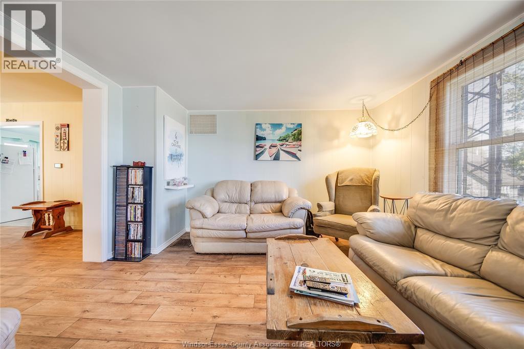 1520 Kerr Avenue, Erieau, ON - Indoor Photo Showing Living Room