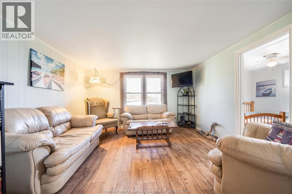 1520 Kerr Avenue, Erieau, ON - Indoor Photo Showing Living Room