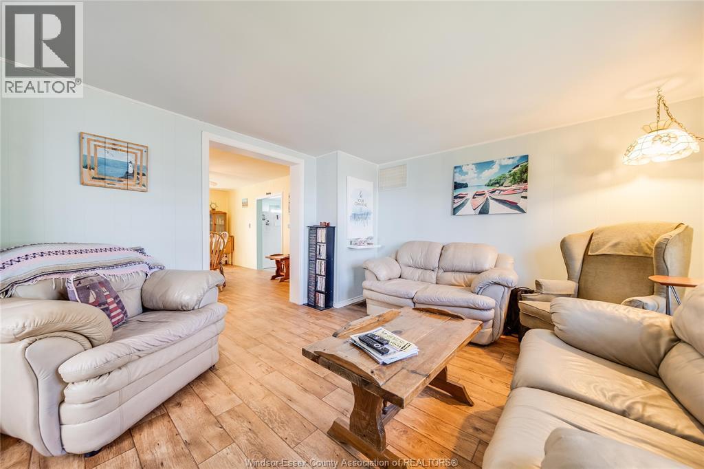 1520 Kerr Avenue, Erieau, ON - Indoor Photo Showing Living Room