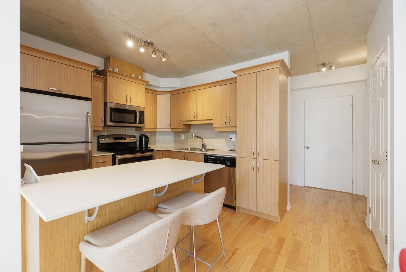 Kitchen - 714-1235 Rue Bishop, Montréal (Ville-Marie), QC - Indoor Photo Showing Kitchen With Double Sink