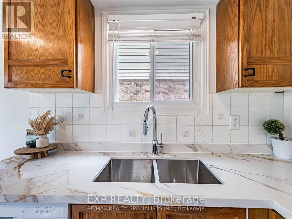 3137 Osbourne Road, Mississauga, ON - Indoor Photo Showing Kitchen With Double Sink