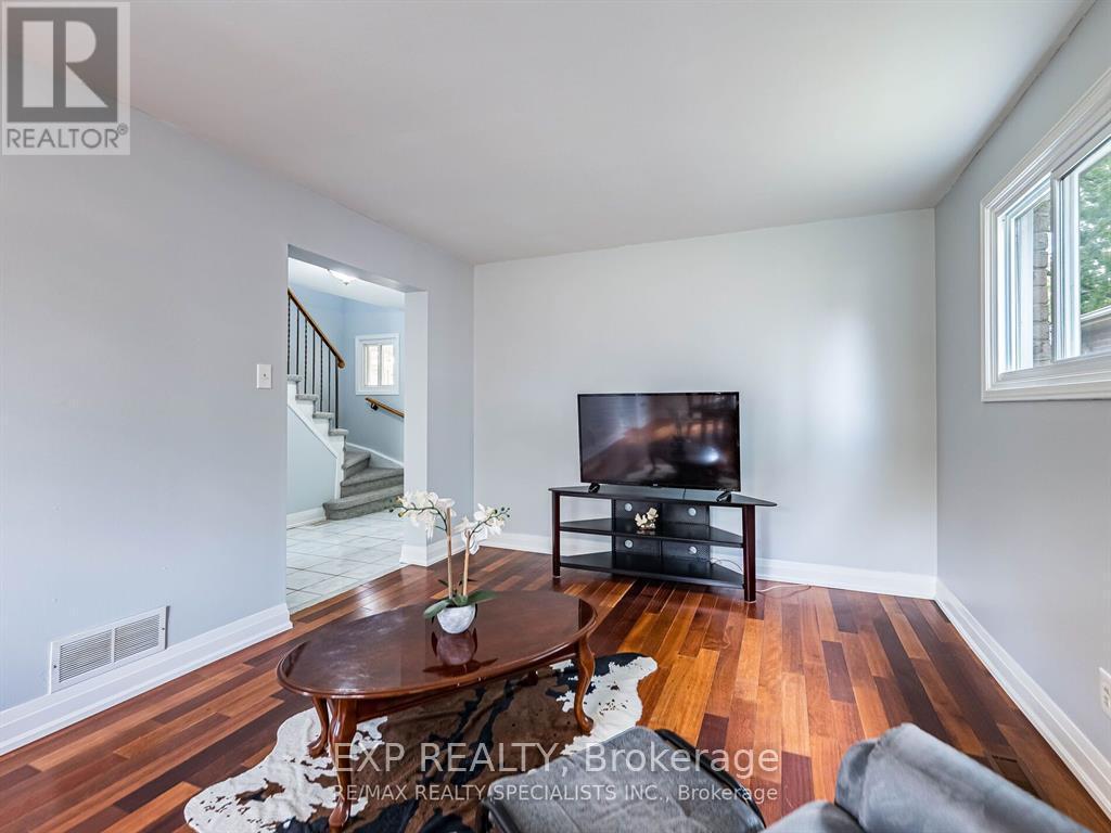 3137 Osbourne Road, Mississauga, ON - Indoor Photo Showing Living Room