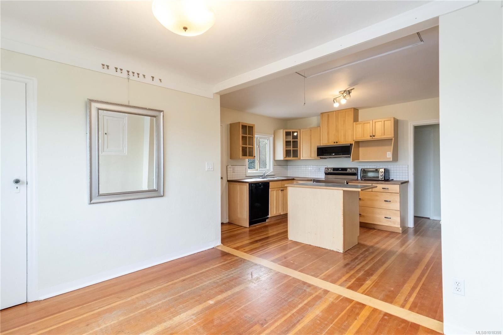 1835 Fernwood Rd, Victoria, BC