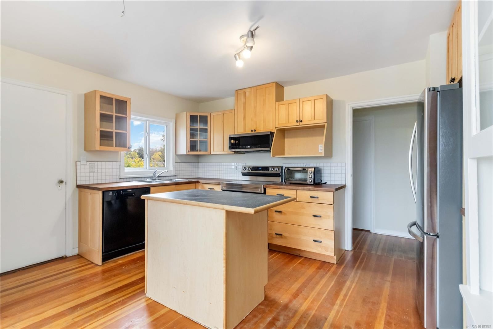 1835 Fernwood Rd, Victoria, BC