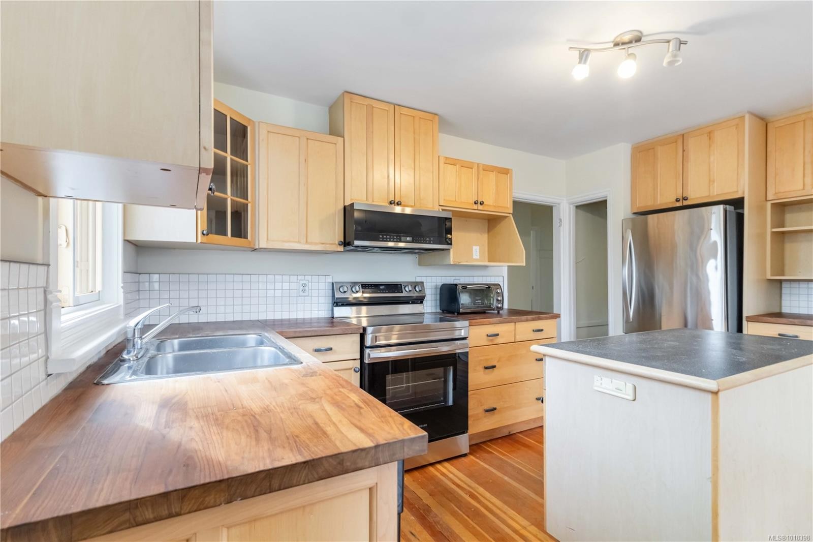 1835 Fernwood Rd, Victoria, BC