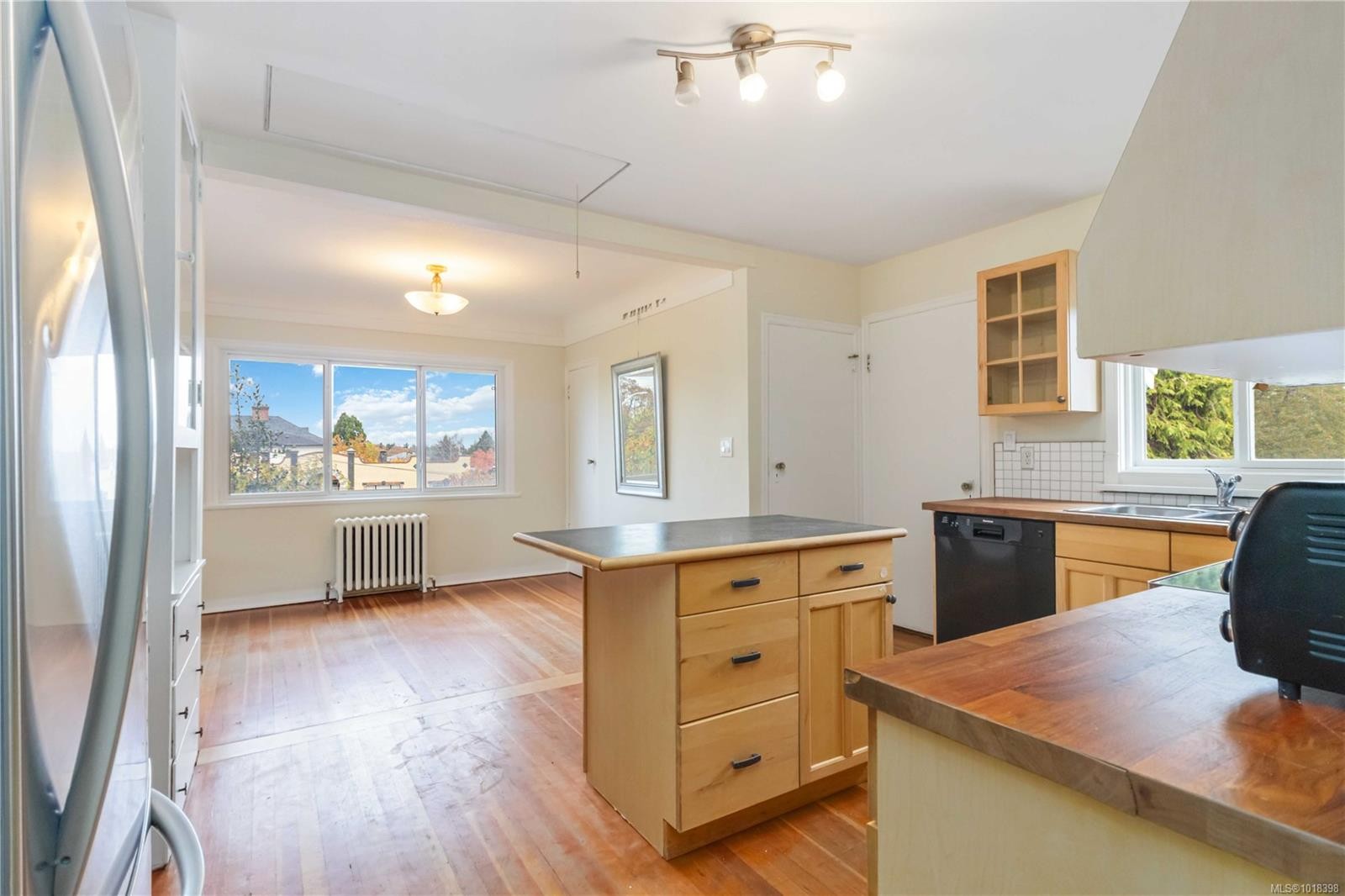 1835 Fernwood Rd, Victoria, BC