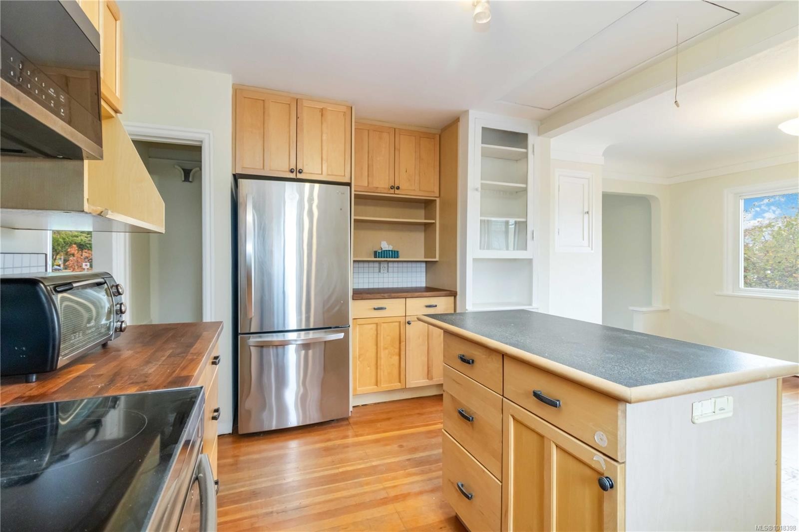 1835 Fernwood Rd, Victoria, BC