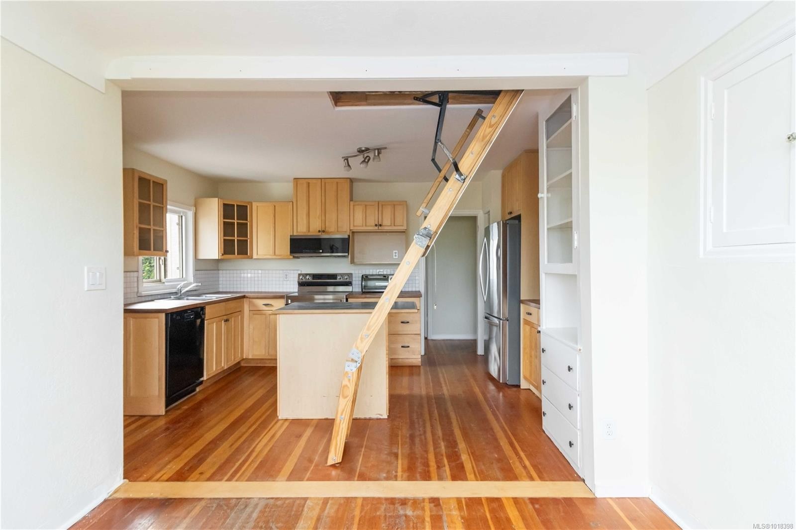 1835 Fernwood Rd, Victoria, BC