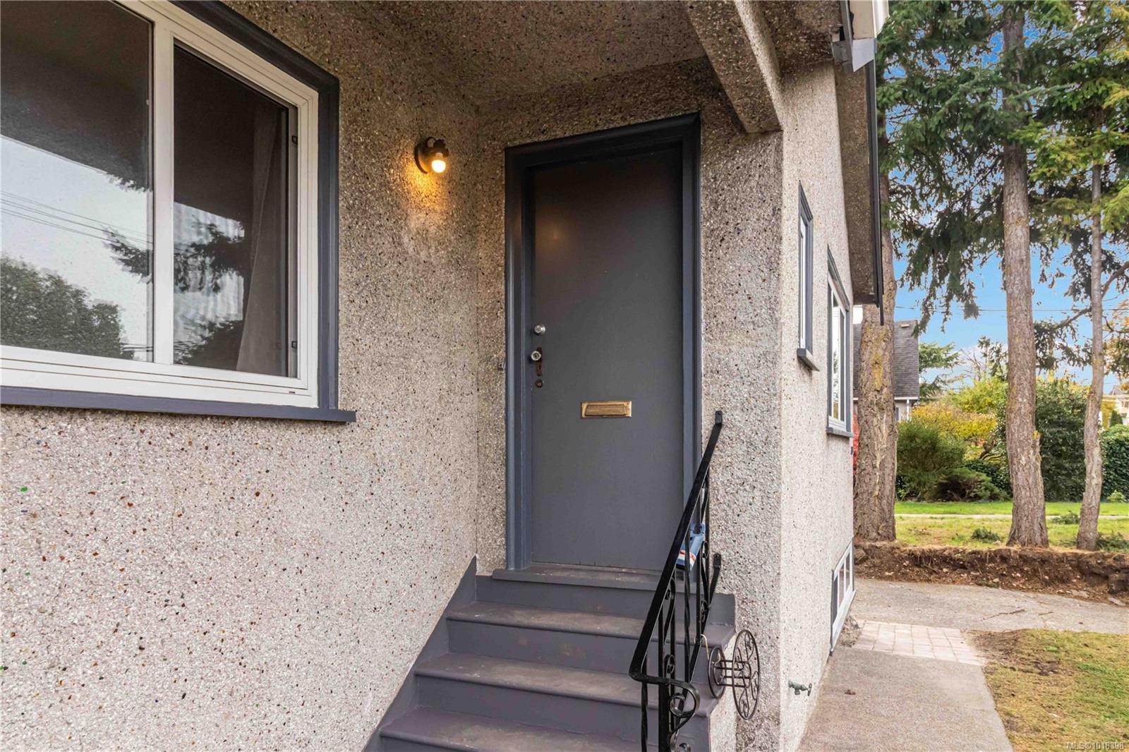 1835 Fernwood Rd, Victoria, BC