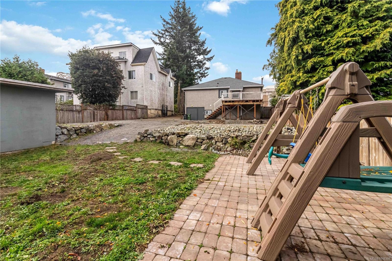 1835 Fernwood Rd, Victoria, BC