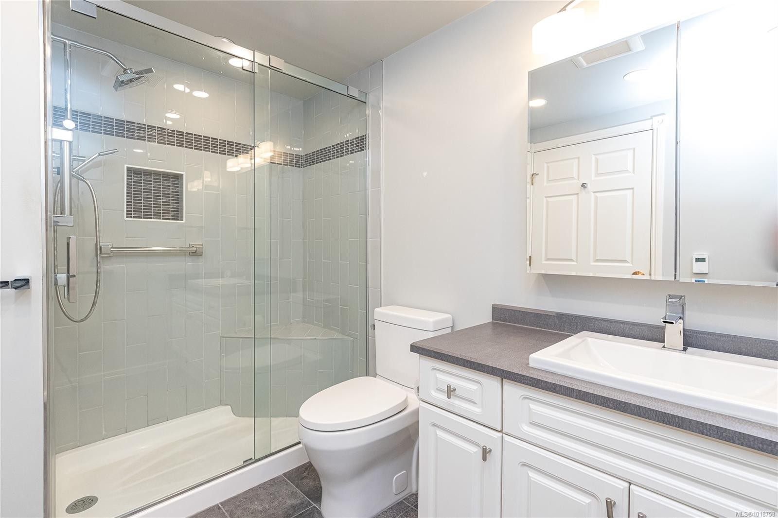 105-1521 Church Ave, Saanich, BC - Indoor Photo Showing Bathroom