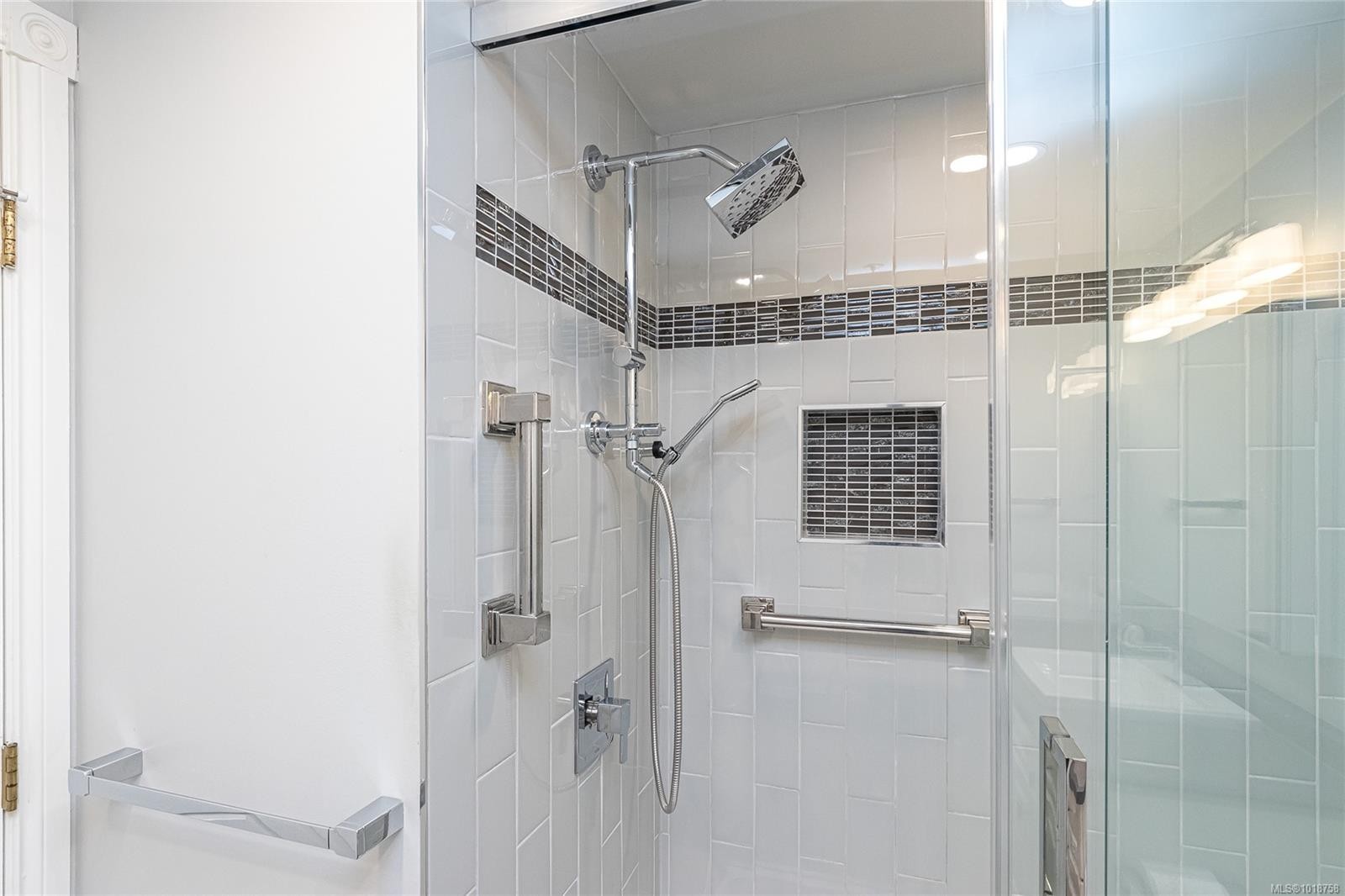 105-1521 Church Ave, Saanich, BC - Indoor Photo Showing Bathroom