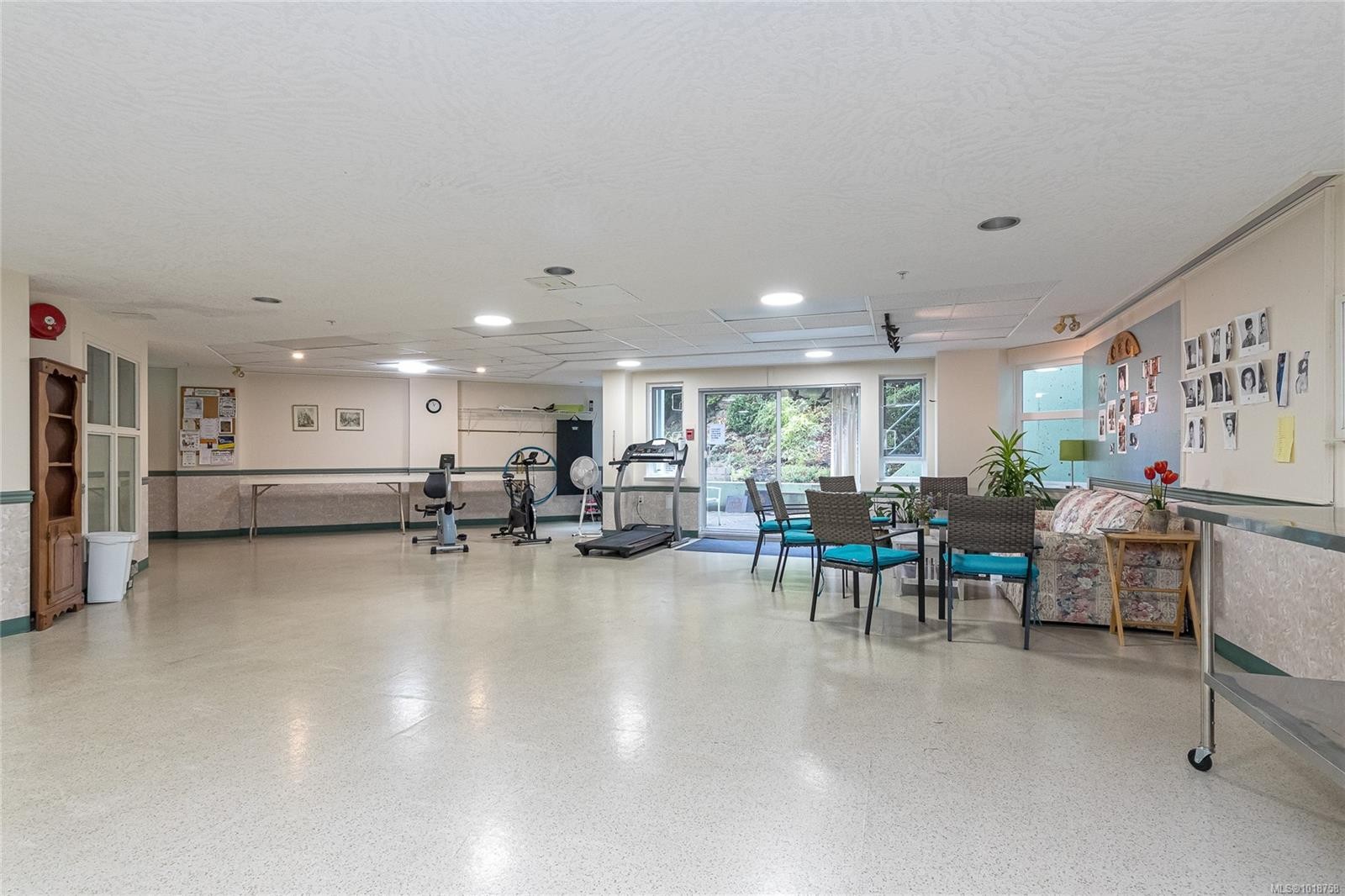 105-1521 Church Ave, Saanich, BC - Indoor