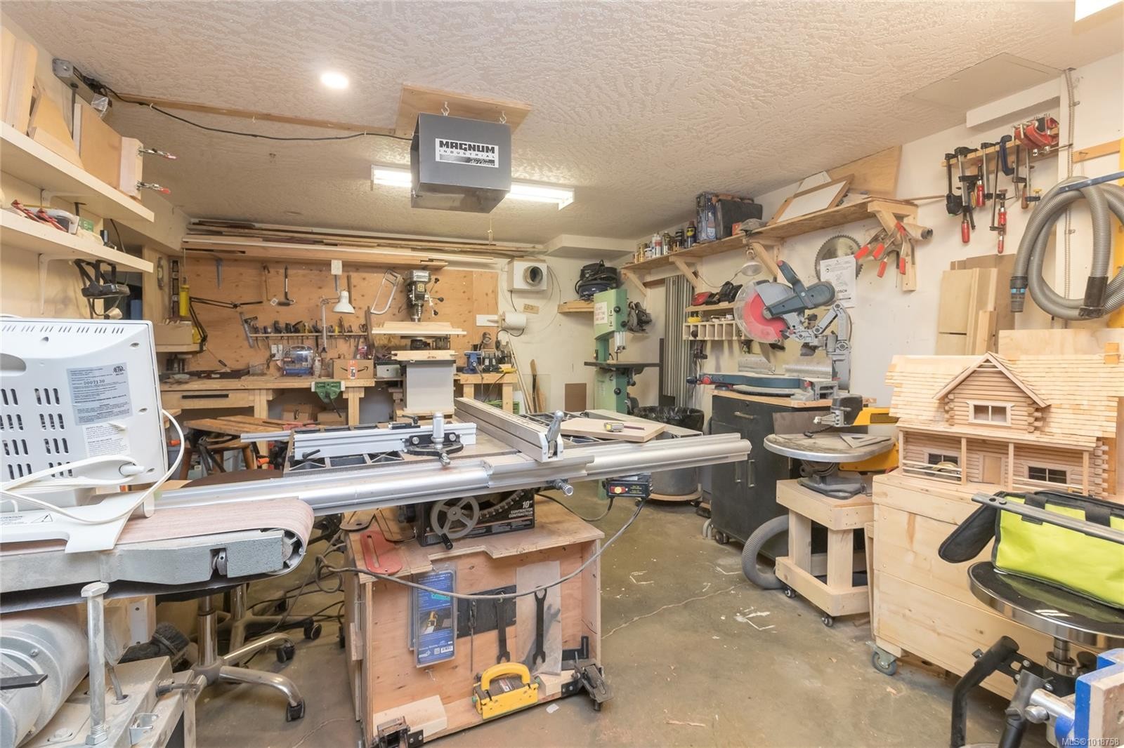 105-1521 Church Ave, Saanich, BC - Indoor