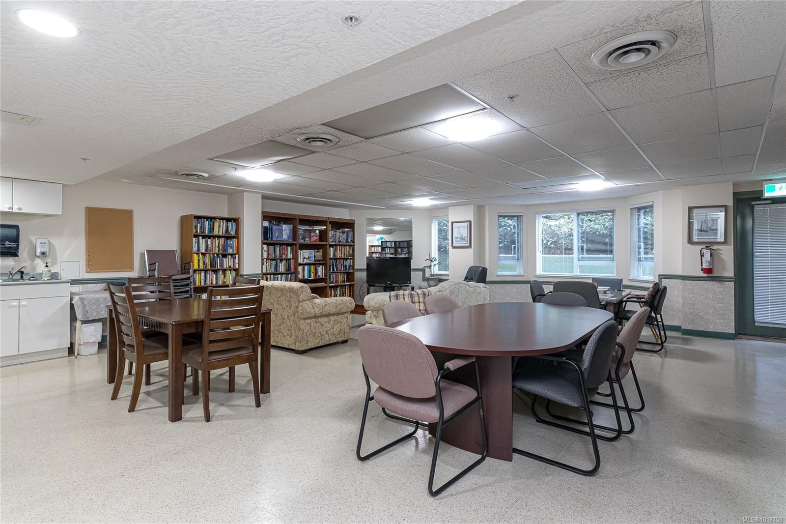105-1521 Church Ave, Saanich, BC - Indoor Photo Showing Dining Room