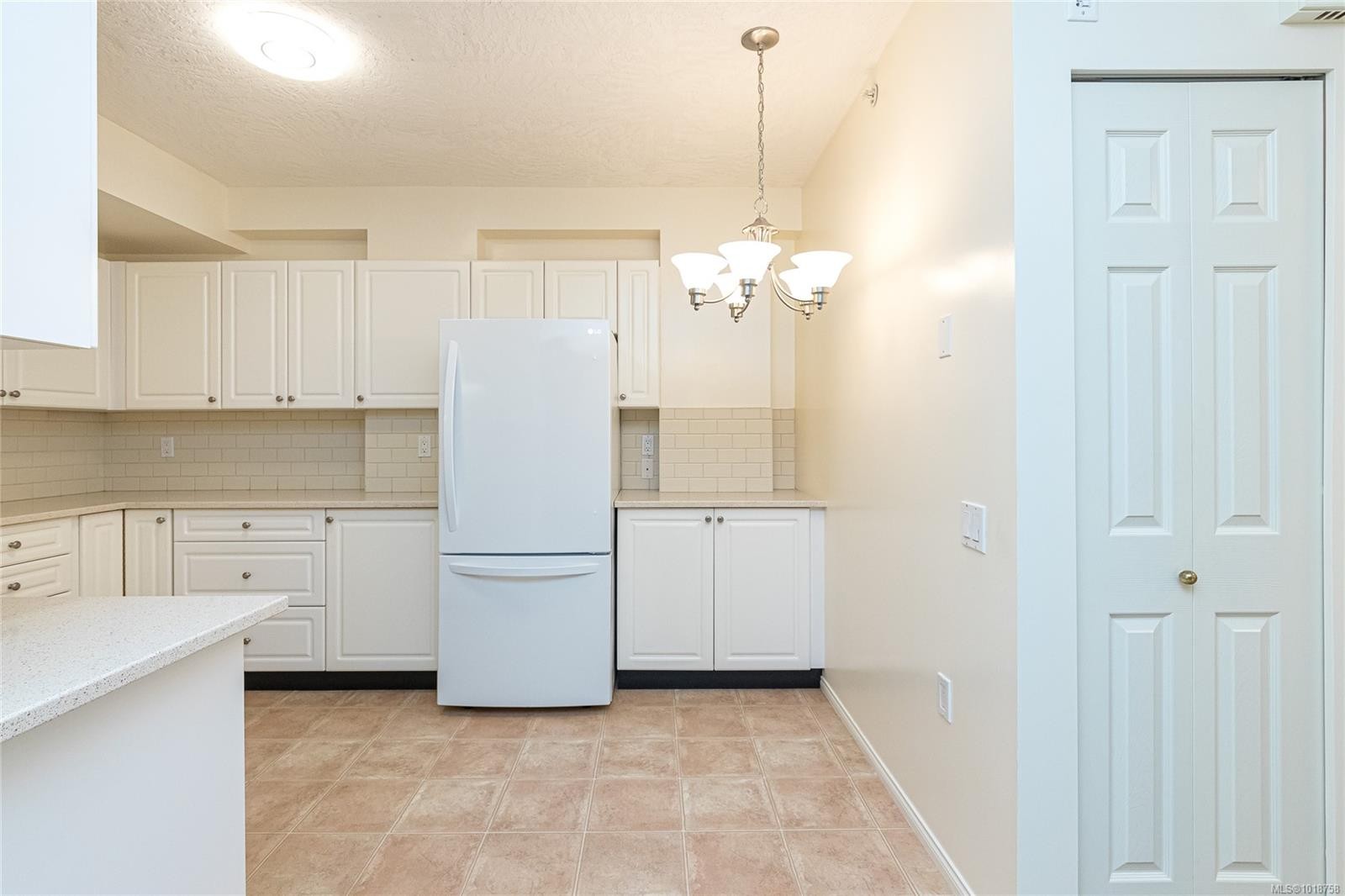 105-1521 Church Ave, Saanich, BC - Indoor Photo Showing Kitchen
