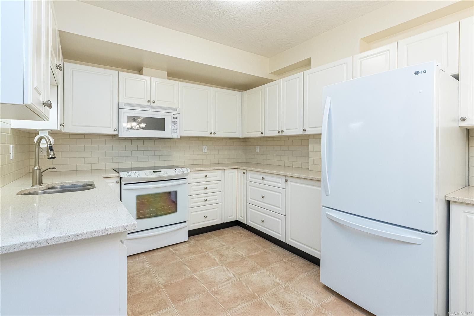 105-1521 Church Ave, Saanich, BC - Indoor Photo Showing Kitchen With Double Sink