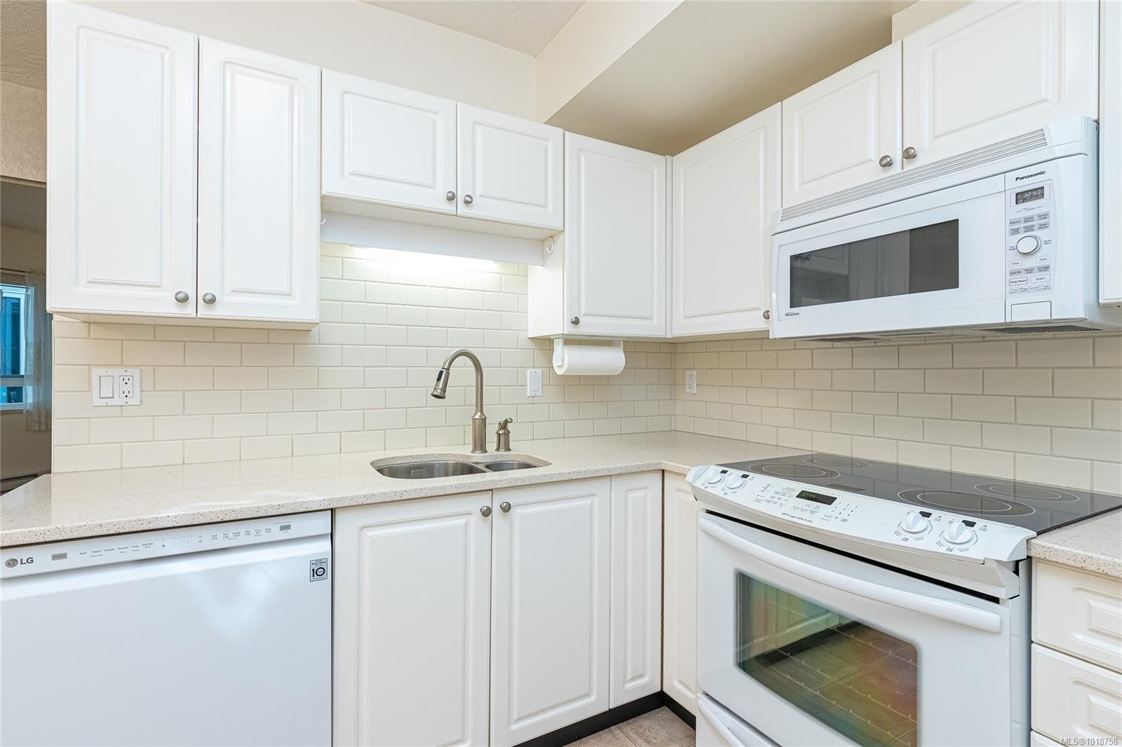 105-1521 Church Ave, Saanich, BC - Indoor Photo Showing Kitchen With Double Sink