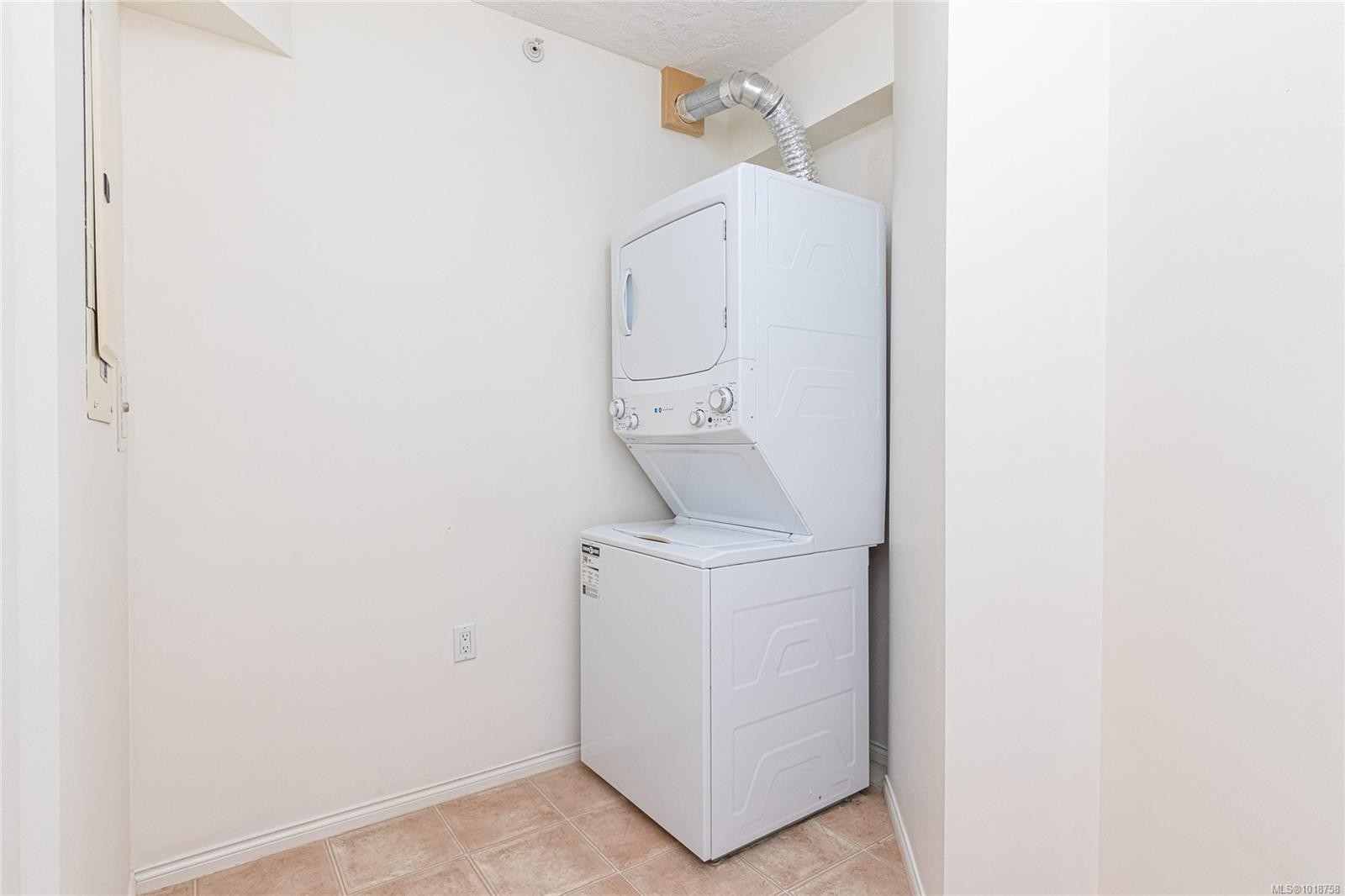 105-1521 Church Ave, Saanich, BC - Indoor Photo Showing Laundry Room