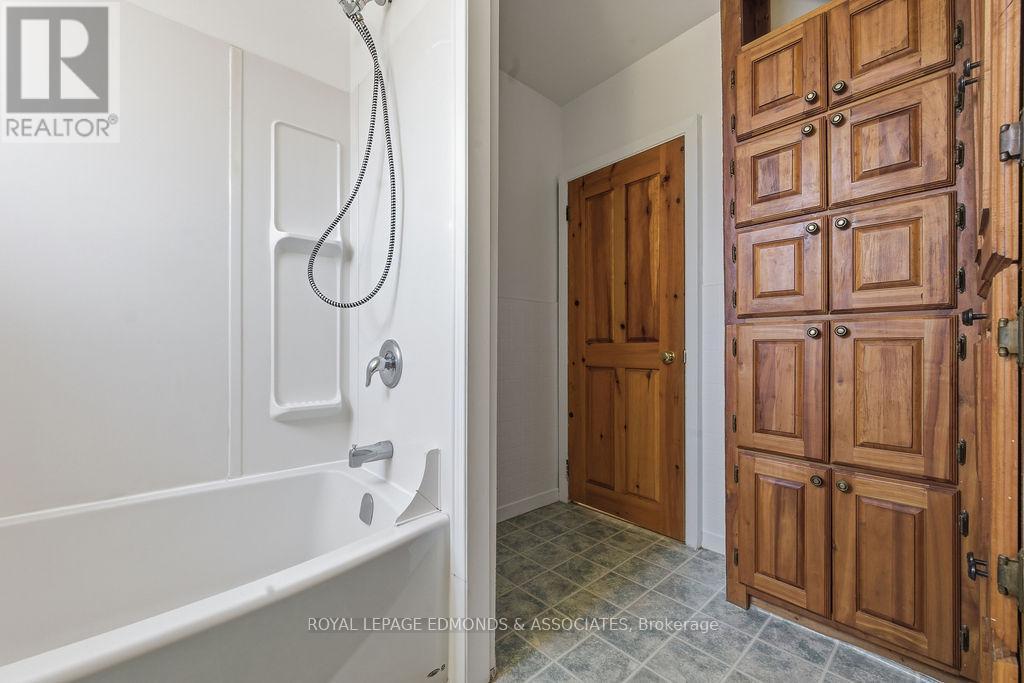 7 Elizabeth Street, Laurentian Hills, ON - Indoor Photo Showing Bathroom