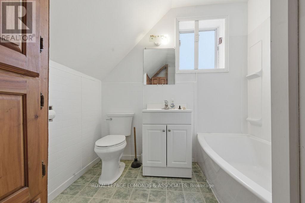 7 Elizabeth Street, Laurentian Hills, ON - Indoor Photo Showing Bathroom