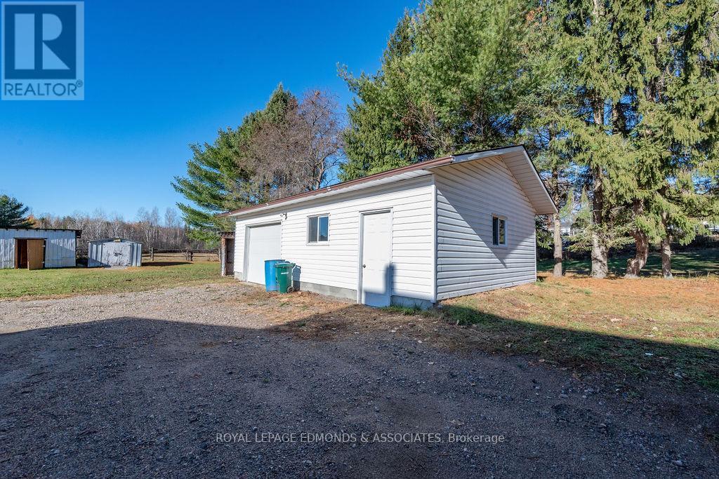 7 Elizabeth Street, Laurentian Hills, ON - Outdoor