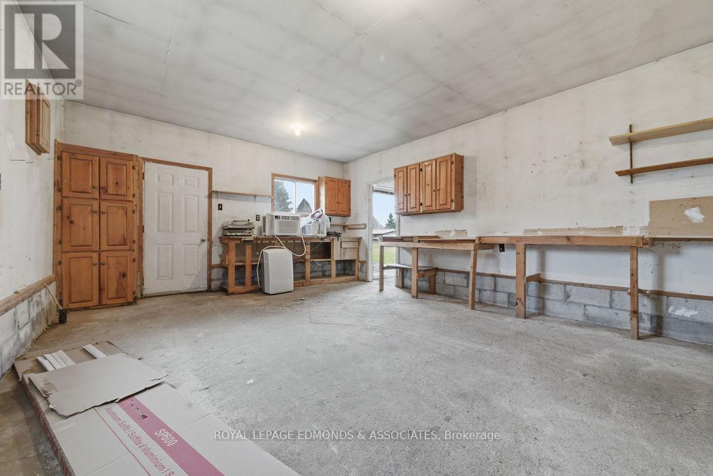 7 Elizabeth Street, Laurentian Hills, ON - Indoor Photo Showing Garage