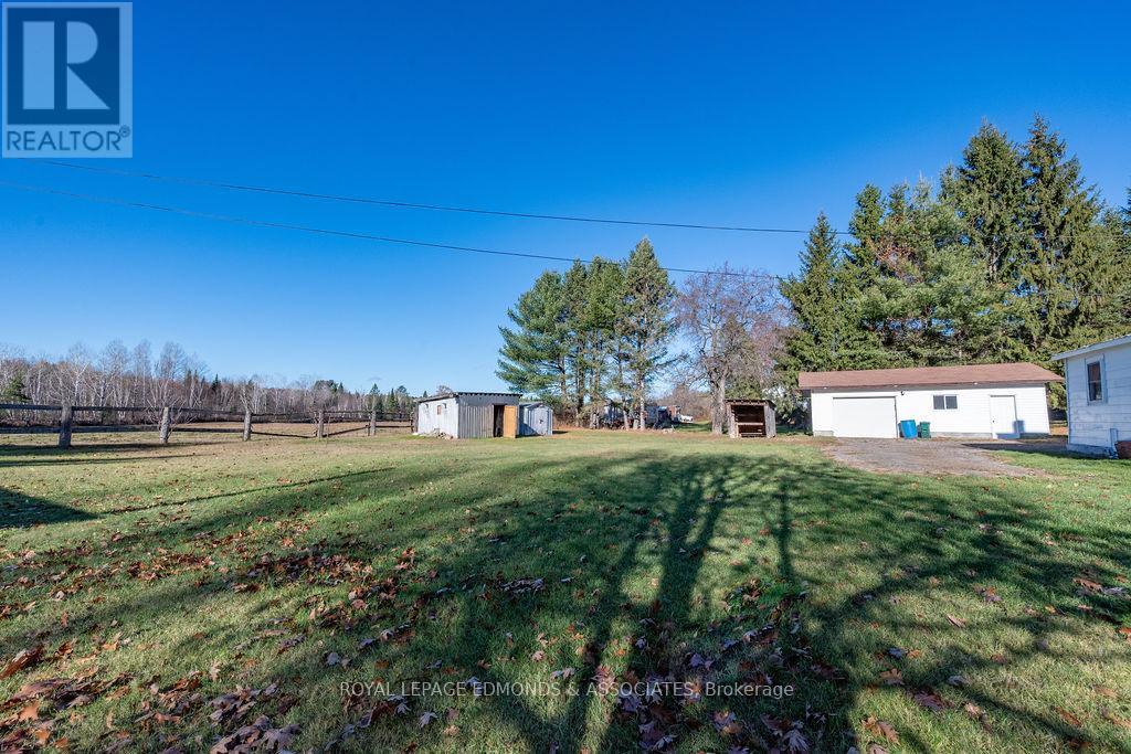 7 Elizabeth Street, Laurentian Hills, ON - Outdoor