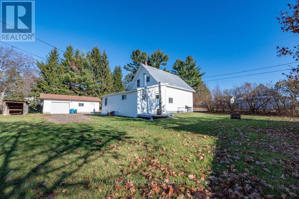 7 Elizabeth Street, Laurentian Hills, ON - Outdoor