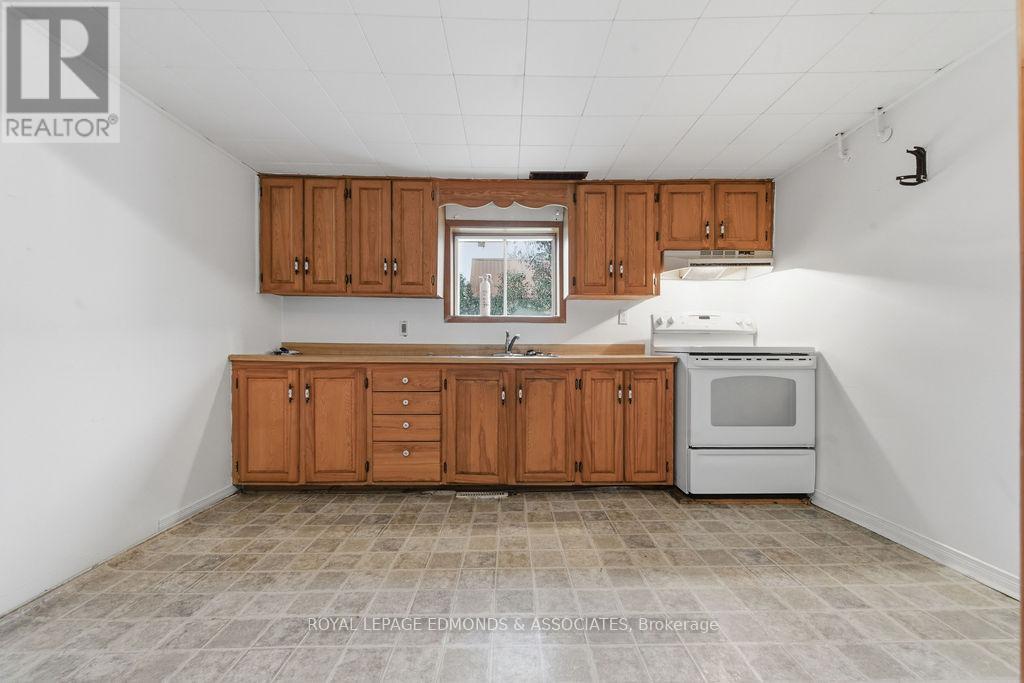 7 Elizabeth Street, Laurentian Hills, ON - Indoor Photo Showing Kitchen