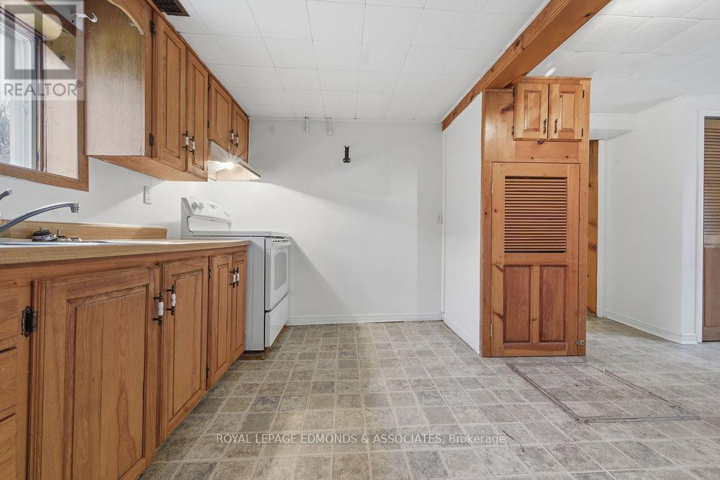 7 Elizabeth Street, Laurentian Hills, ON - Indoor Photo Showing Kitchen