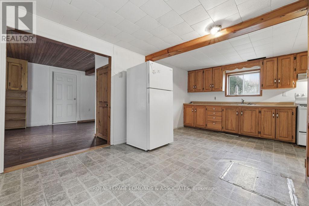 7 Elizabeth Street, Laurentian Hills, ON - Indoor Photo Showing Kitchen