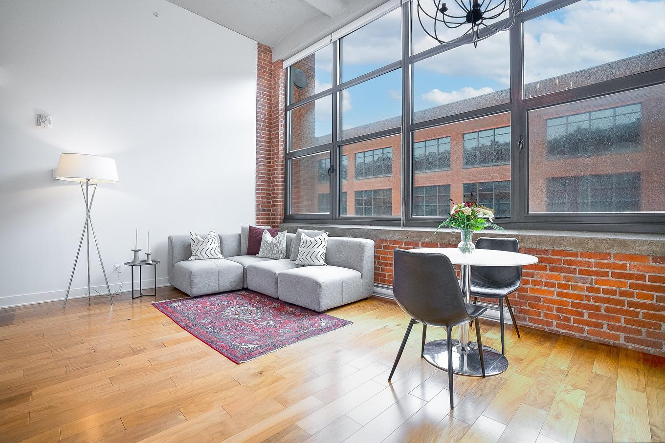 Salon - 712-1730 Rue St-Patrick, Montréal (Le Sud-Ouest), QC - Indoor