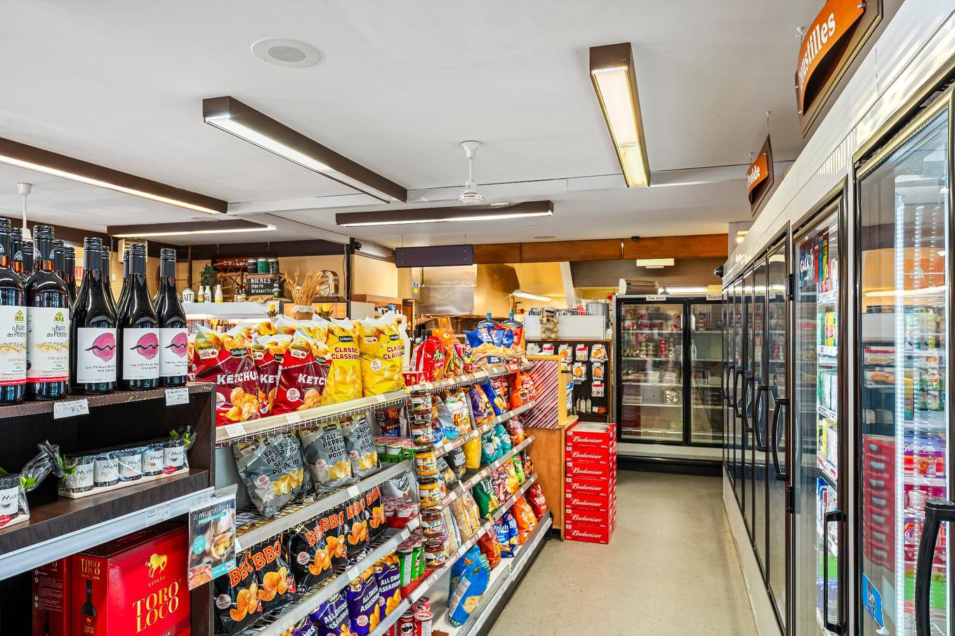 Commerce - 885Z - 889Z Rue Child, Coaticook, QC - Indoor With Storage