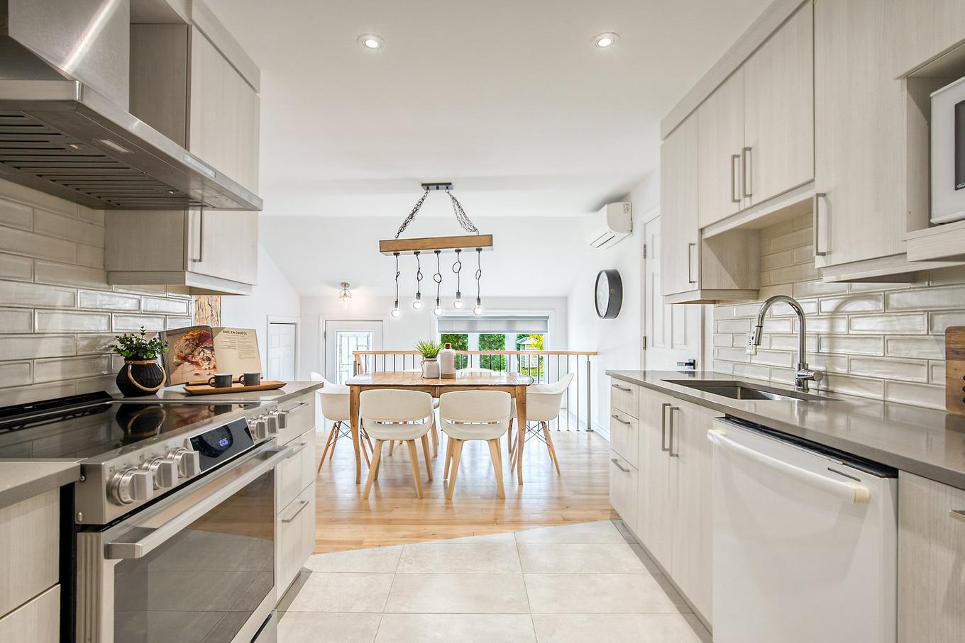 Overall view - 1387 Rue Du Bonheur, Saint-Alexandre, QC - Indoor Photo Showing Kitchen With Upgraded Kitchen