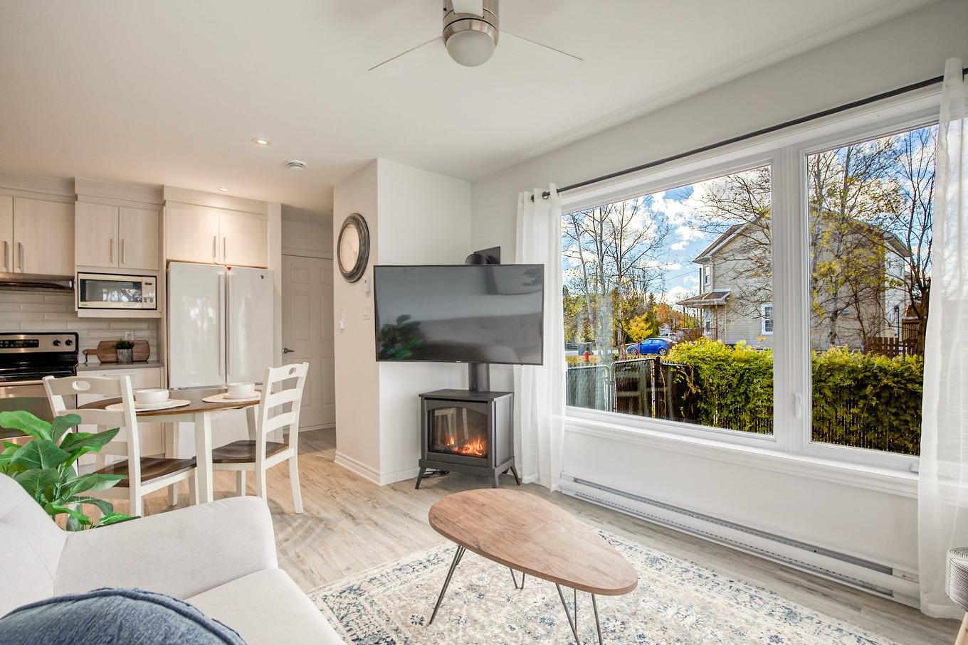 Intergenerational - 1387 Rue Du Bonheur, Saint-Alexandre, QC - Indoor With Fireplace