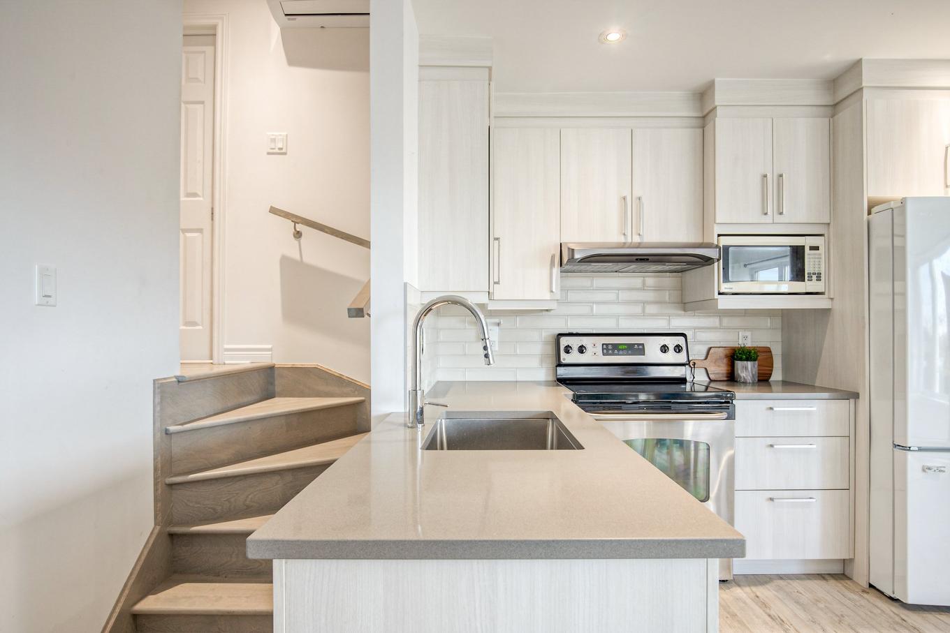 Intergenerational - 1387 Rue Du Bonheur, Saint-Alexandre, QC - Indoor Photo Showing Kitchen With Upgraded Kitchen
